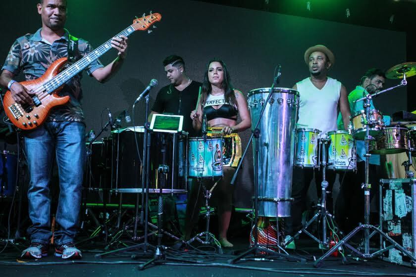 A cantora até tocou o tambor