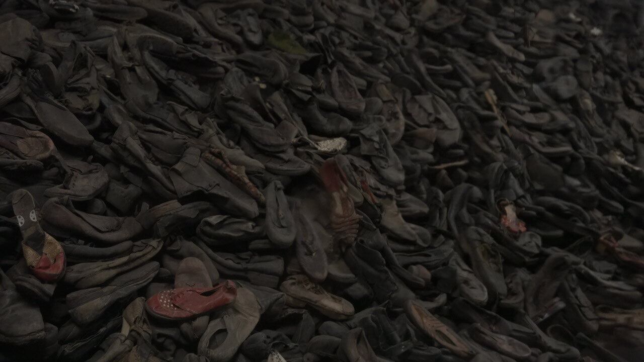 Sapatos pertencentes a judeus, obrigados a se despir de todos os seus pertences ao entrarem no campo 