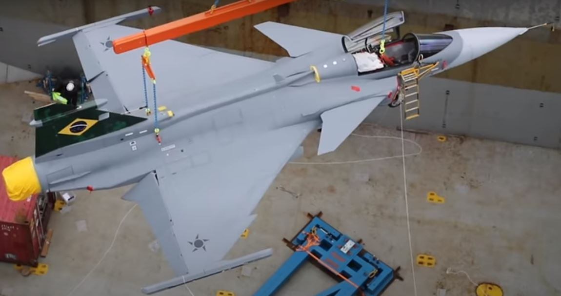 Primeiro caça Gripen foi entregue ao governo brasileiro no último domingo (20)
