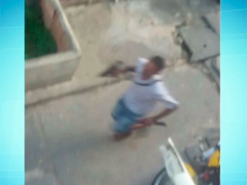 Cerca de dez homens armados tentaram intimidar um policial
militar na Ladeira
do Curuzu, no bairro da Liberdade, em Salvador, e assustou os moradores da
região. Segundo testemunhas, os bandidos se reuniram na frente da casa do PM e
começaram a atirar
Experimente grátis toda a programação da Record no R7 Play


