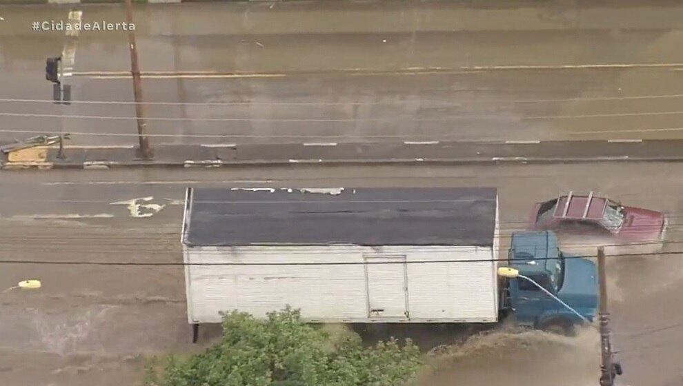 Avenida alagada na região de Mauá (SP)