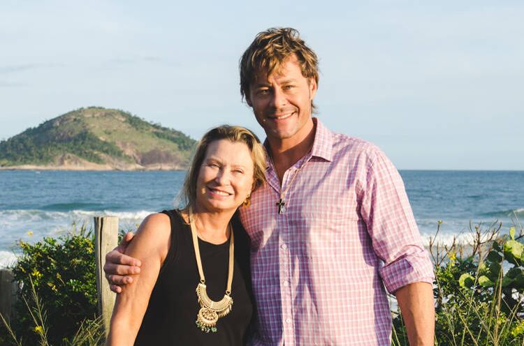 A mãe de Theo, Vera Baker de Oliveira, ajudou a explicar o motivo de duas festas distintas.   

— Este casamento aqui do Rio é a parte no civil e, inicialmente, estava programado para ser uma coisa muito íntima. Mas tomou um proporção maior. A família quase toda de Pelotas se entusiasmou. Tios, primos que só participariam da cerimônia religiosa por lá fizeram questão de prestigiar o primo aqui também, e está sendo uma alegria