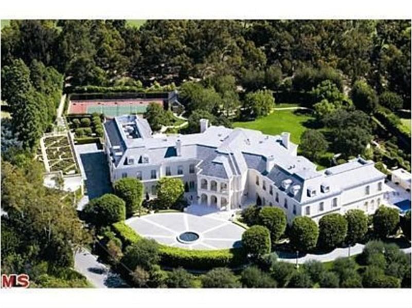 Manor – Califórnia 

Preço da mansão: R$ 220 milhões (US$ 85 milhões) em 2011. 

Proprietário: Petra Ecclestone, filha do chefão da Fórmula 1, Bernie Ecclestone. 

Originalmente avaliada em R$ 388 (US$ 150 milhões), a casa com mais de 56 mil metros quadrados possuí todas as comodidades imagináveis, incluindo cinco bares, jardineiro profissional e uma pista de boliche
