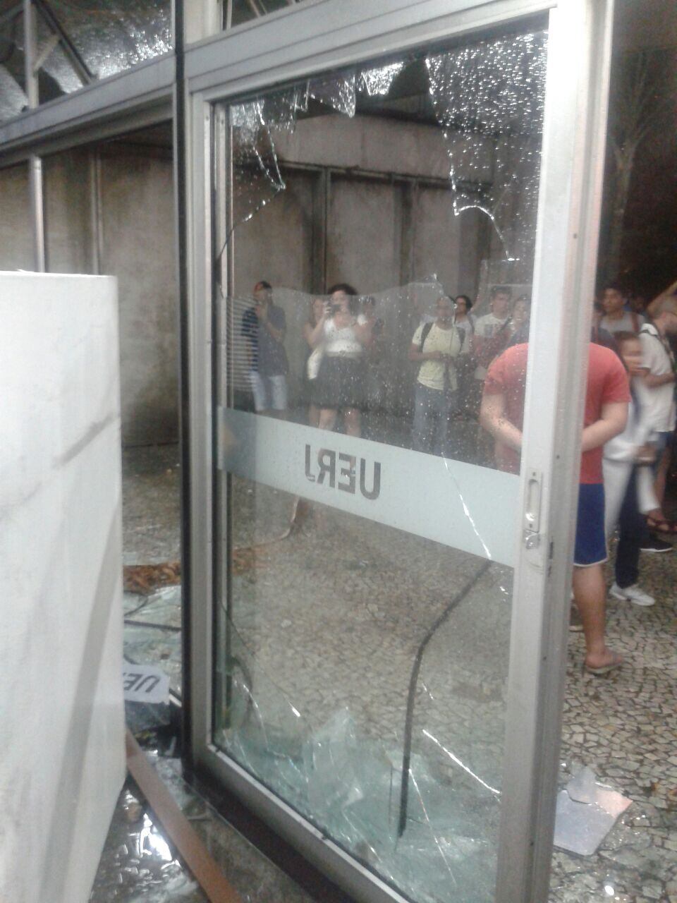 A fachada da universidade foi depredada