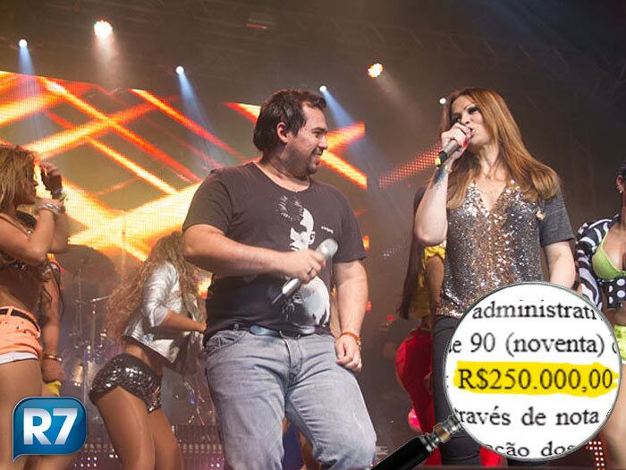 Aviões do Forró: a banda cearense, que completou dez
anos de carreira no ano passado, também esteve no grande show da virada
de 2012/2013 em Fortaleza, que custou cerca de R$ 2 milhões aos cofres
do Ceará. O cachê recebido foi de R$ 250 mil à vista. A próxima banda
foi tocar no Acre, veja a seguir quanto ficou essa conta