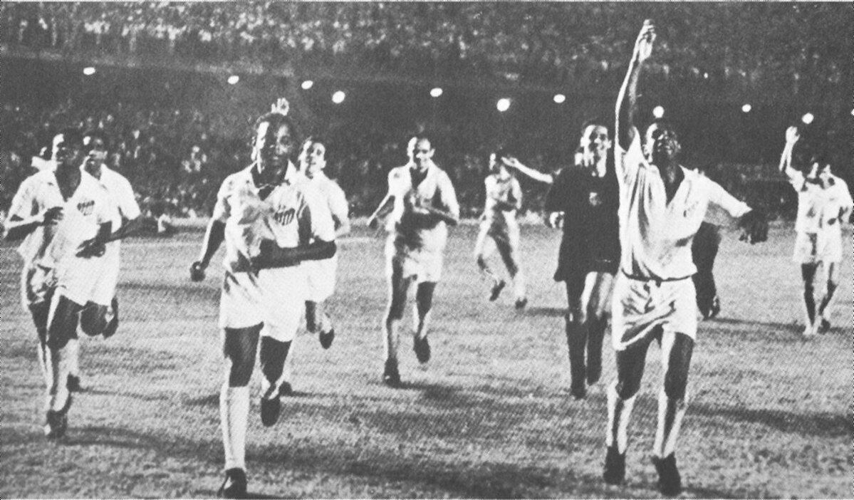 Jogadores do Santos celebram conquista: time teve bi mundial reconhecido