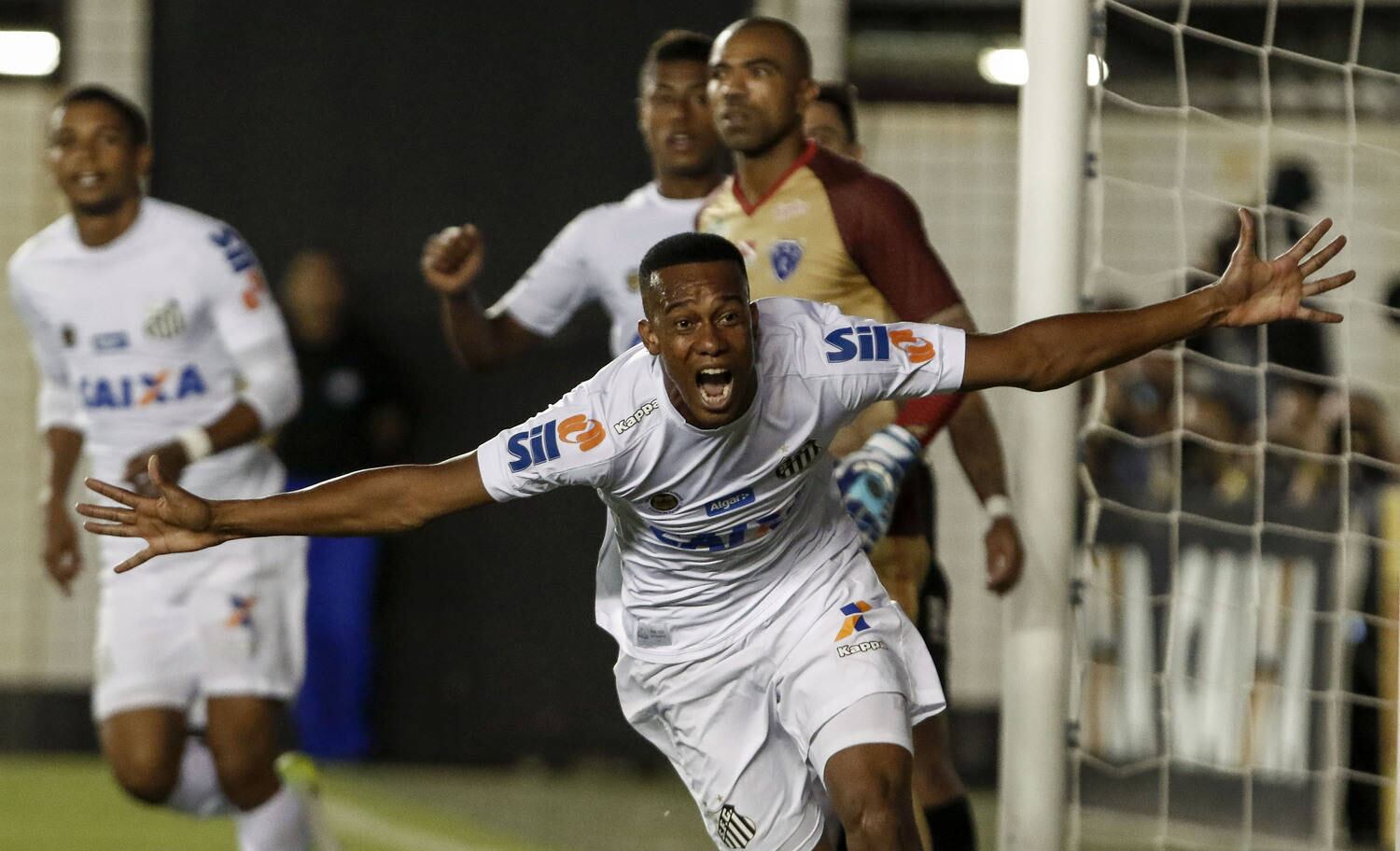 Mesmo com time desfalcado, Santos precisa vencer o Vitória
