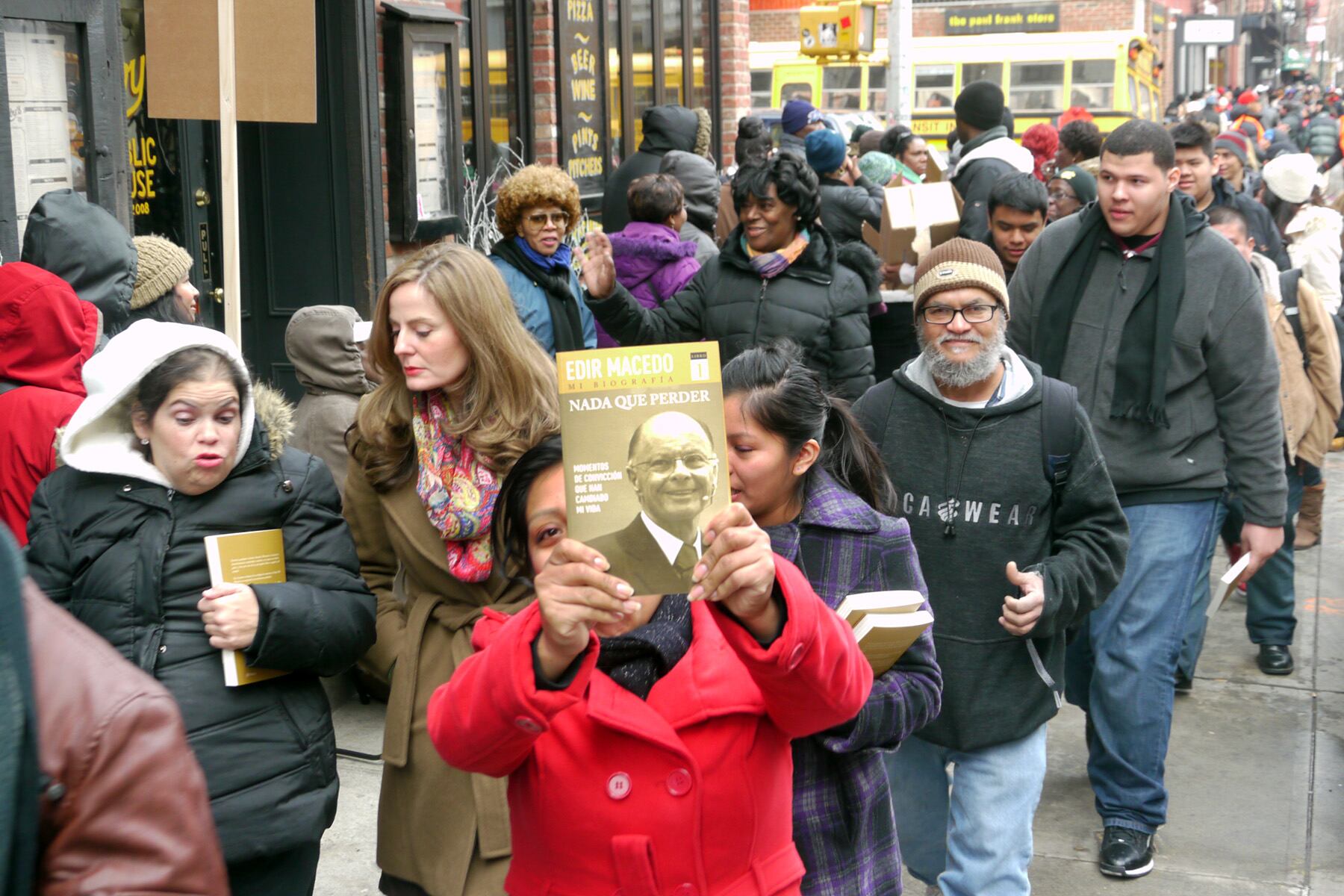 Dia 24 de fevereiro, é a vez dos ingleses terem a chance de adquirir o livro. O estreia será na Blackwell´s Charing Cross Road, em Londres
