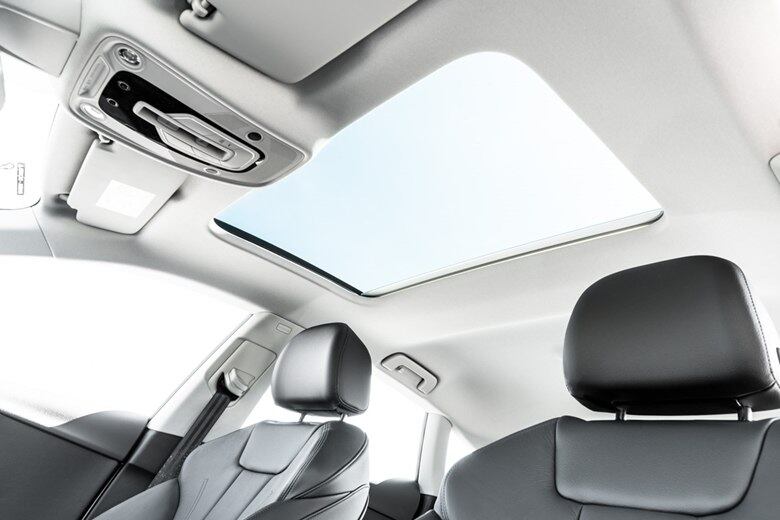 Todas as versões da segunda geração Audi A5 Sportback do possuem câmbio automático de 7 velocidades. Os principais itens de série são: faróis bi-xenônio com luzes diurnas e lanternas de leds, sistema de som com Audi Music Interface, Bluetooth, ar-condicionado automático, sensor de estacionamento traseiro, sistema start-stop, controle de cruzeiro com limitador de velocidade e sensor de luz e chuva, rodas de 17 polegadas e bancos dianteiros com regulagens elétricas