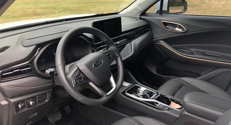 E-JS4 recebeu acabamento mais refinado com costura na cor marrom aparente