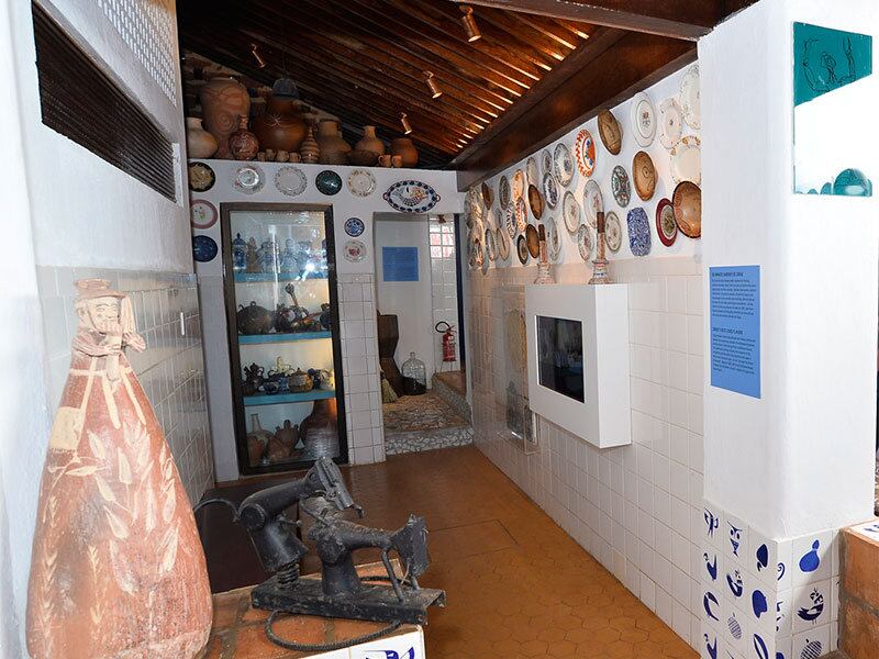 Os visitantes do mundo inteiro poderão visitar a casa de número 33 da rua Alagoinhas, no Rio Vermelho, onde estão a memória e as obras de Jorge Amado e Zélia Gattai. Após 11 anos fechada, a Casa do Rio Vermelho – Jorge Amado e Zélia Gattai foi inaugurada como memorial na última sexta-feira (7), depois de passar por uma completa reforma. Pela primeira vez, a casa será aberta para visitação, a partir do próximo dia 14, das 10h às 17h, sempre às sextas, sábados e domingos