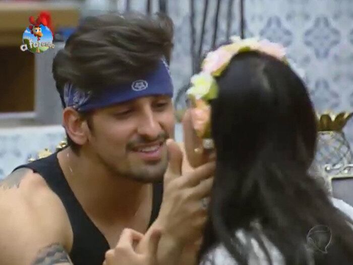 O casal quase protagonizou o primeiro beijo do reality

+ Assista ao vídeo dos peões parabenizando Débora

