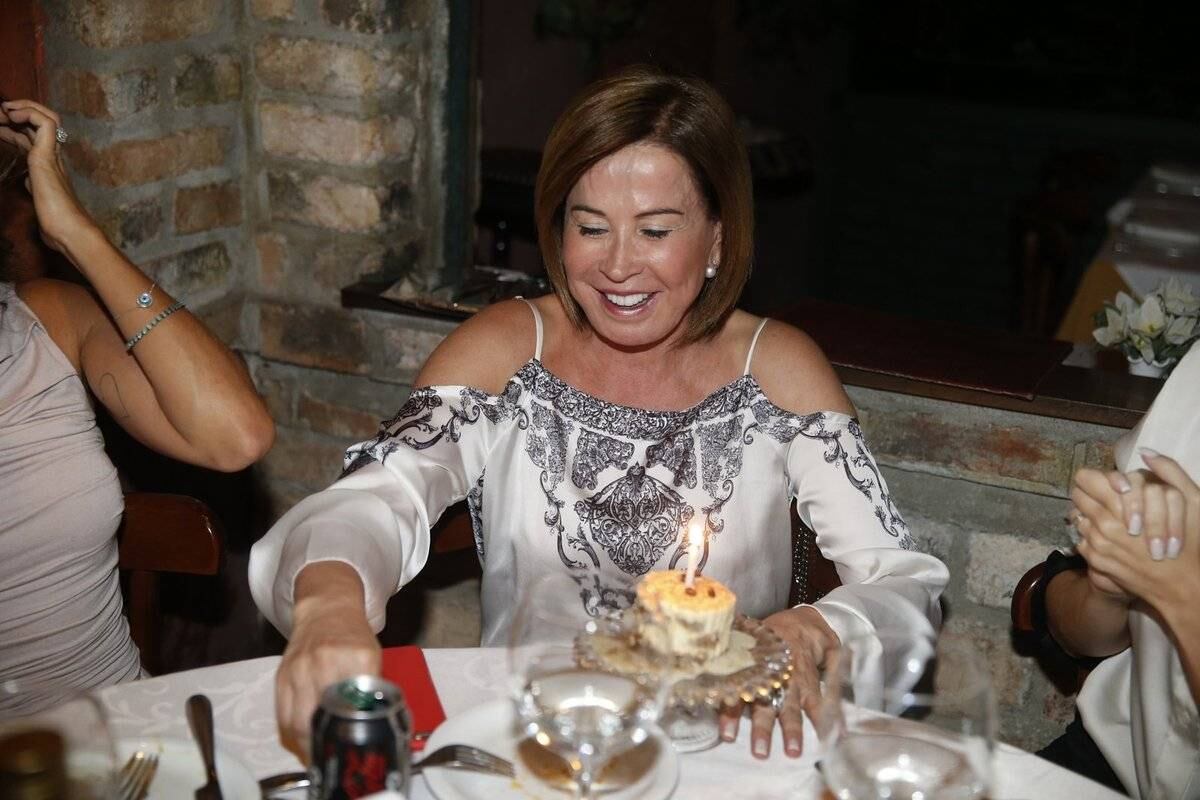 Na noite de terça-feira (9), Zilu comemorou a chegada dos 55 anos em um restaurante da Barra da Tijuca, no Rio de Janeiro