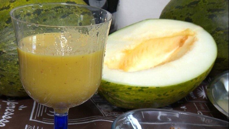 Leite
de sementes de melão

Ingredientes:

Semente de Melão 1 xícara (chá)

Água 2 xícaras (chá)

 



Modo
de preparo:

1. Bata as sementes e a água no liquidificador por 3 minutos
2. Coe em uma peneira fina ou coador de pano
3. Está pronto o seu leite!