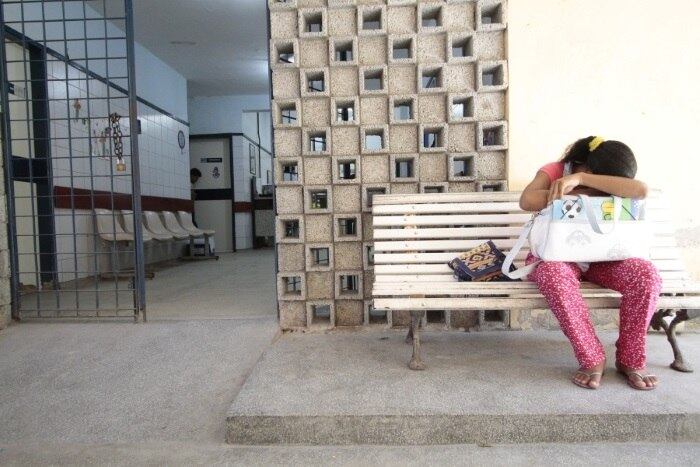 Neste momento, qual é a
recomendação do Ministério da Saúde?
Neste momento, o Ministério da
Saúde reforça às gestantes que não usem medicamentos não
prescritos
pelos profissionais de saúde e que façam pré-natal qualificado e todos os
exames previstos nesta fase, além de relatarem aos profissionais de saúde
qualquer alteração que perceberem durante a gestação. Além disso, é importante
que os profissionais de saúde estejam atentos à avaliação cuidadosa do
perímetro cerebral e à idade gestacional, assim como à notificação de casos
suspeitos de microcefalia no registro de nascimento no Sinasc