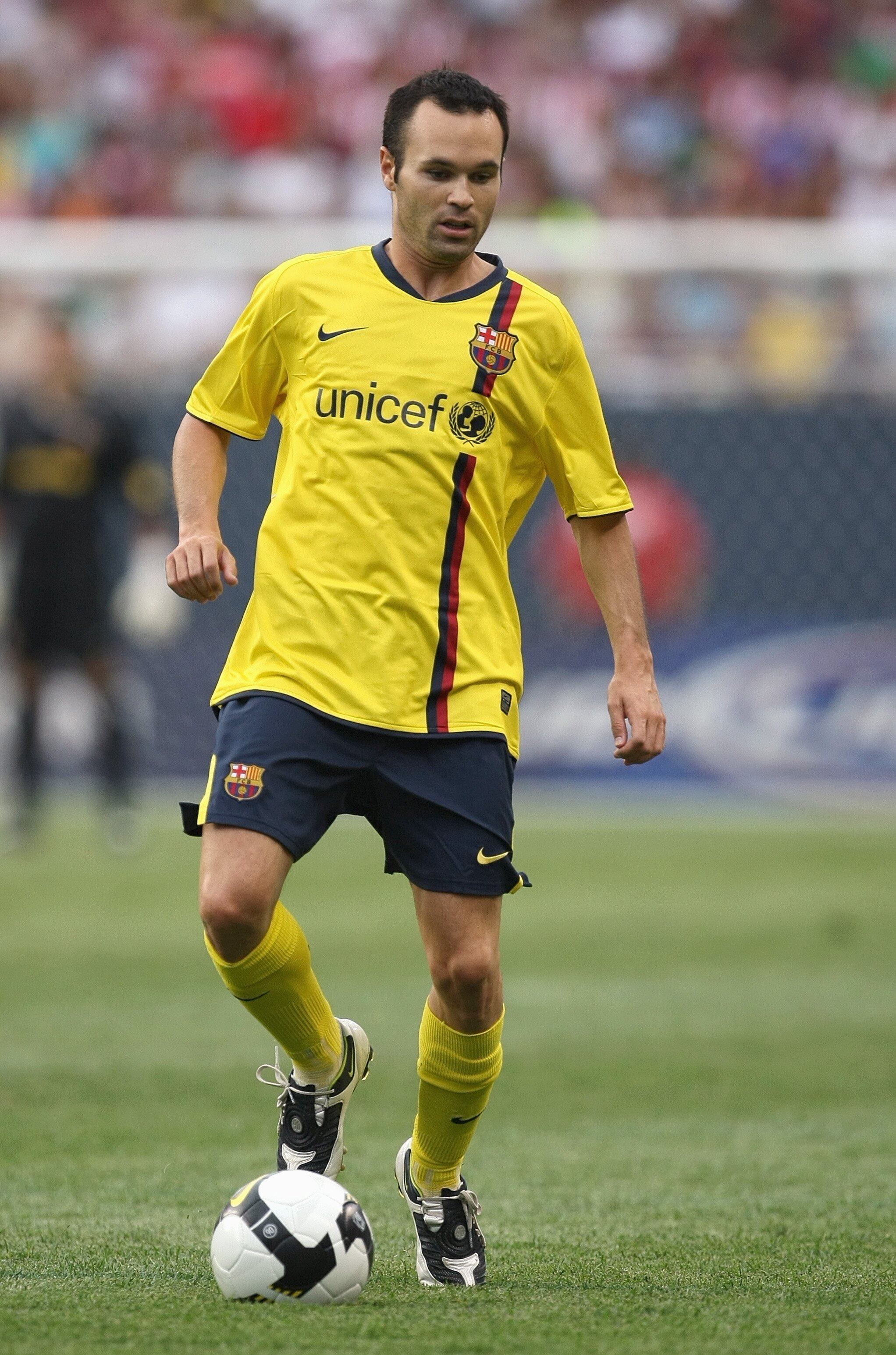 Em 2008/2009 foi a vez de o Barça apostar no amarelo. Com um tom desses, não era nada difícil enxergar jogadores baixinhos, como Iniesta, de 1,70 m