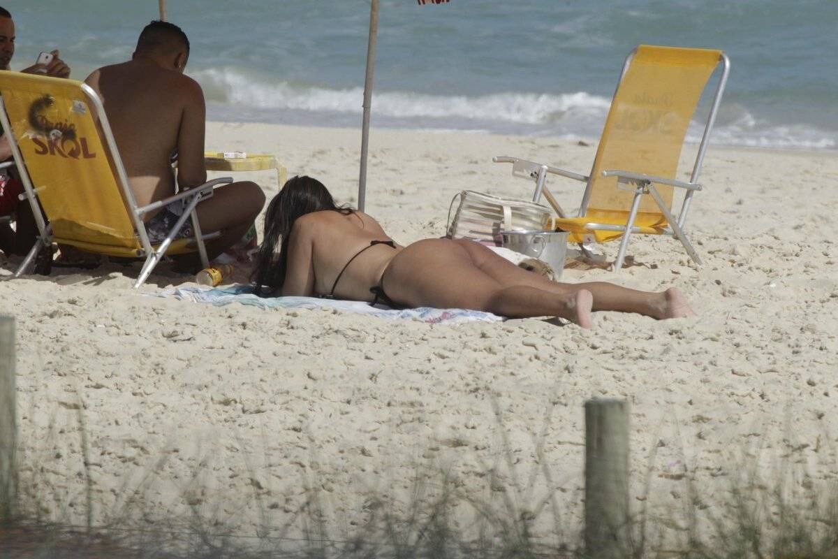 Mulher Melancia vai à praia da Reserva no Rio