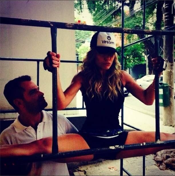 Na hora do treino, o foco do personal é trabalhar pernas, glúteos e abdome. E a rotina de Sabrina é quem dita as séries de exercícios.

— Como ela tem uma agenda muito apertada , sempre tento me adaptar. Com isto, sempre coloco um pouco de cardio, musculação e treino suspenso