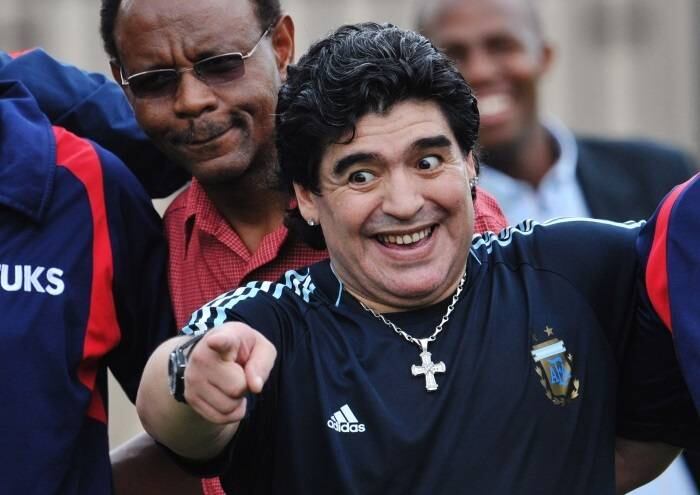 O argentino Diego Armando Maradona já tem um favorito para a conquista da Copa do Mundo de 2014: o Brasil. Maior ídolo da história do futebol argentino, o eterno camisa 10 declarou que a seleção brasileira será imbatível no mundial, se tiver o mesmo foco apresentado na Copa das Confederações.

— Sem dúvida, meu favorito é o Brasil, que já demonstrou (seu favoritismo) na Copa das Confederações. Quando os jogadores brasileiros estão devidamente concentrados, creio que são imbatíveis