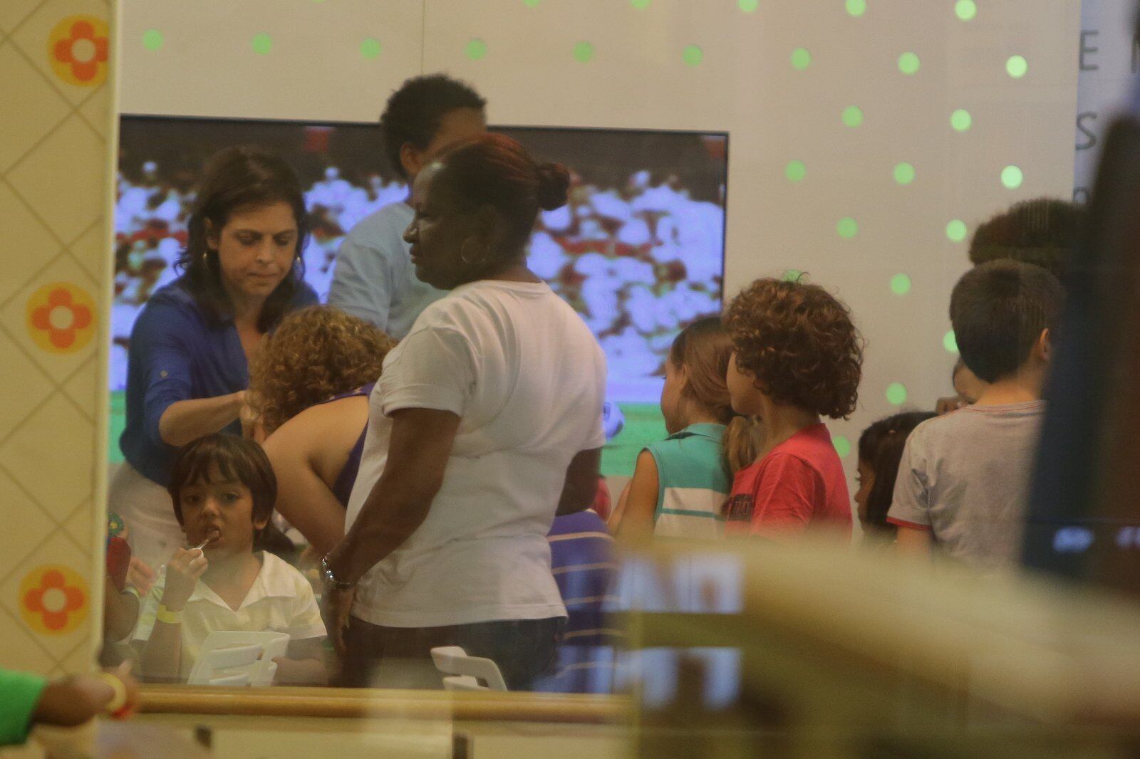 Drica Moraes comemora aniversário do filho adotivo em parque infantil