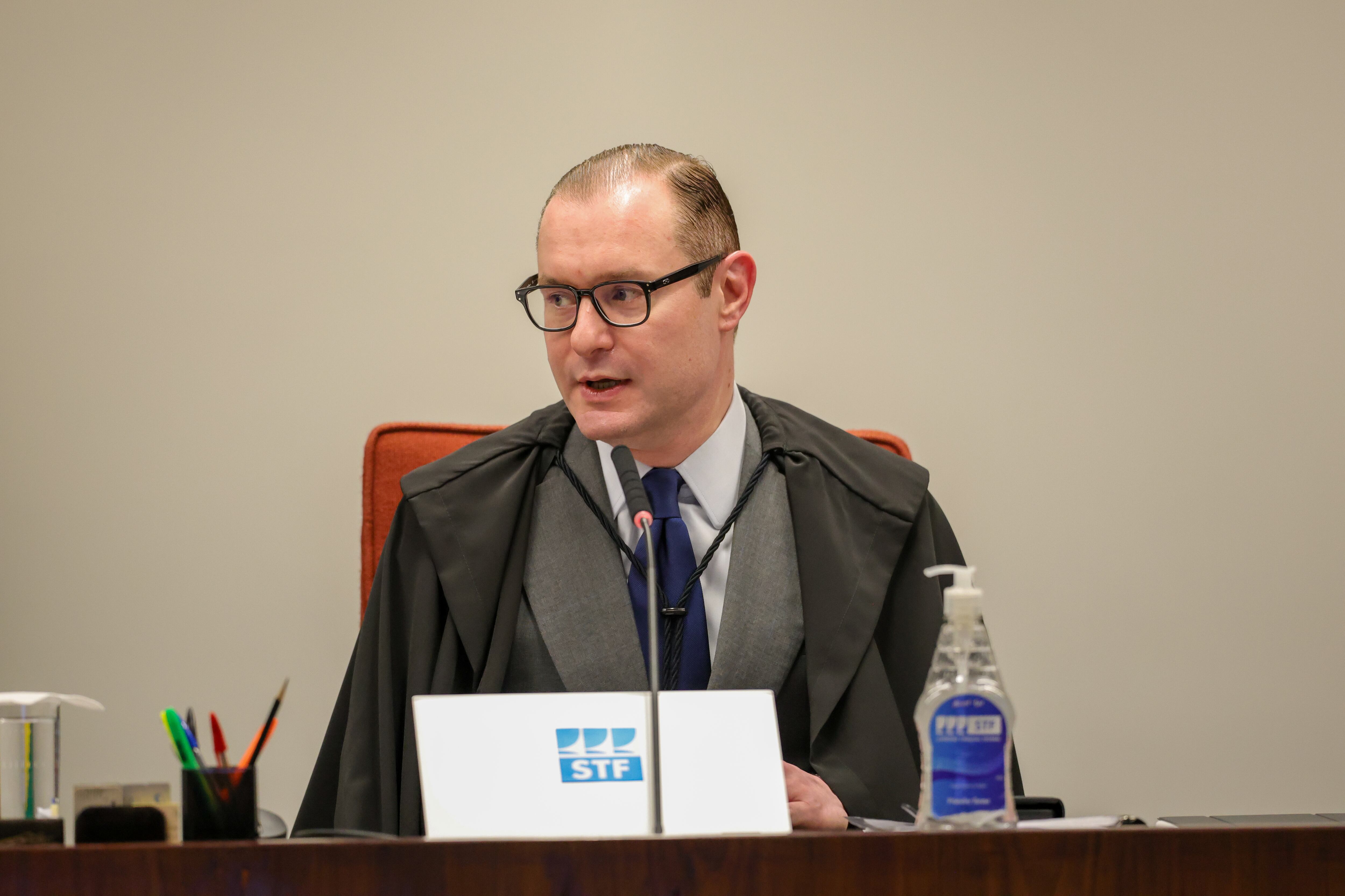 Brasília (DF) 10/09/2025 -  O ministro Cristiano Zanin, na presidência da Primeira Turma do Supremo Tribunal Federal (STF) que realiza o quarto dia de julgamento dos réus do Núcleo 1 da trama golpista, formado pelo ex-presidente Jair Bolsonaro e mais sete aliados.  Foto: Fabio Rodrigues-Pozzebom/ Agência Brasil