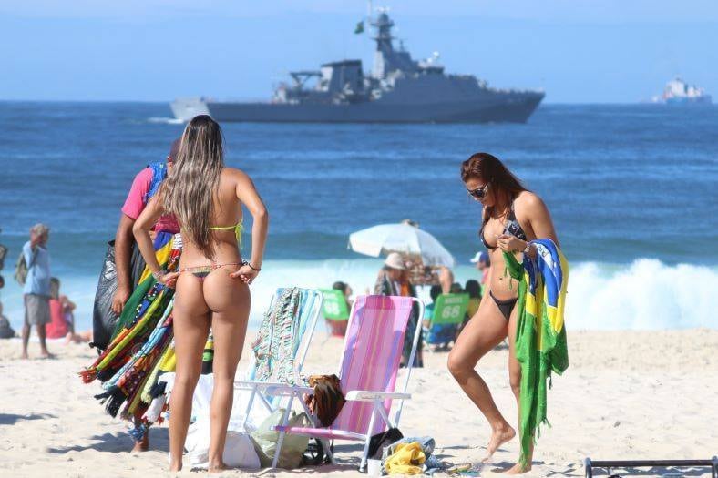 Cariocas se refrescam em praia no Rio de Janeiro