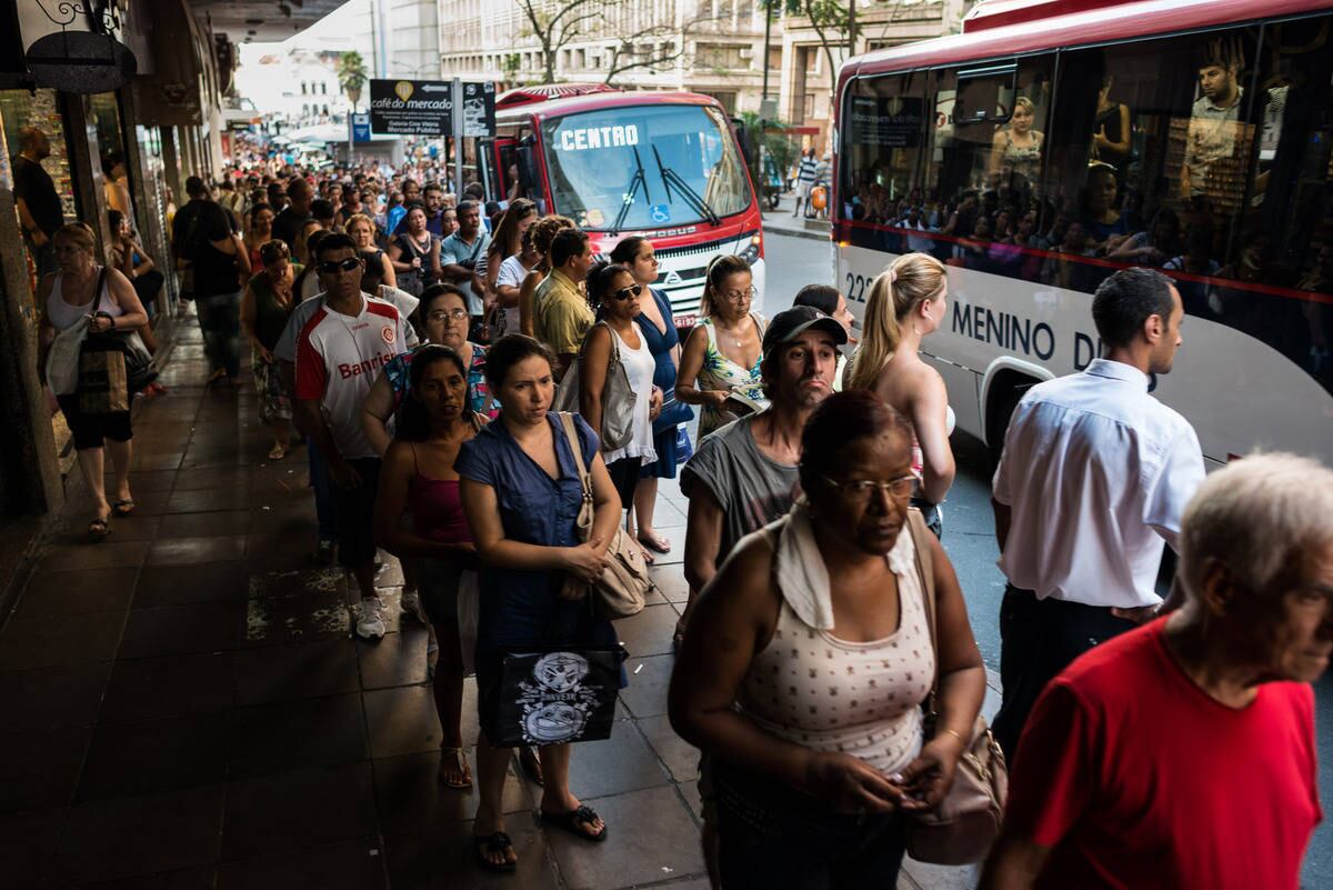 Passageiros se aglomeram em pontos de ônibus para pegar transporte alternativo
