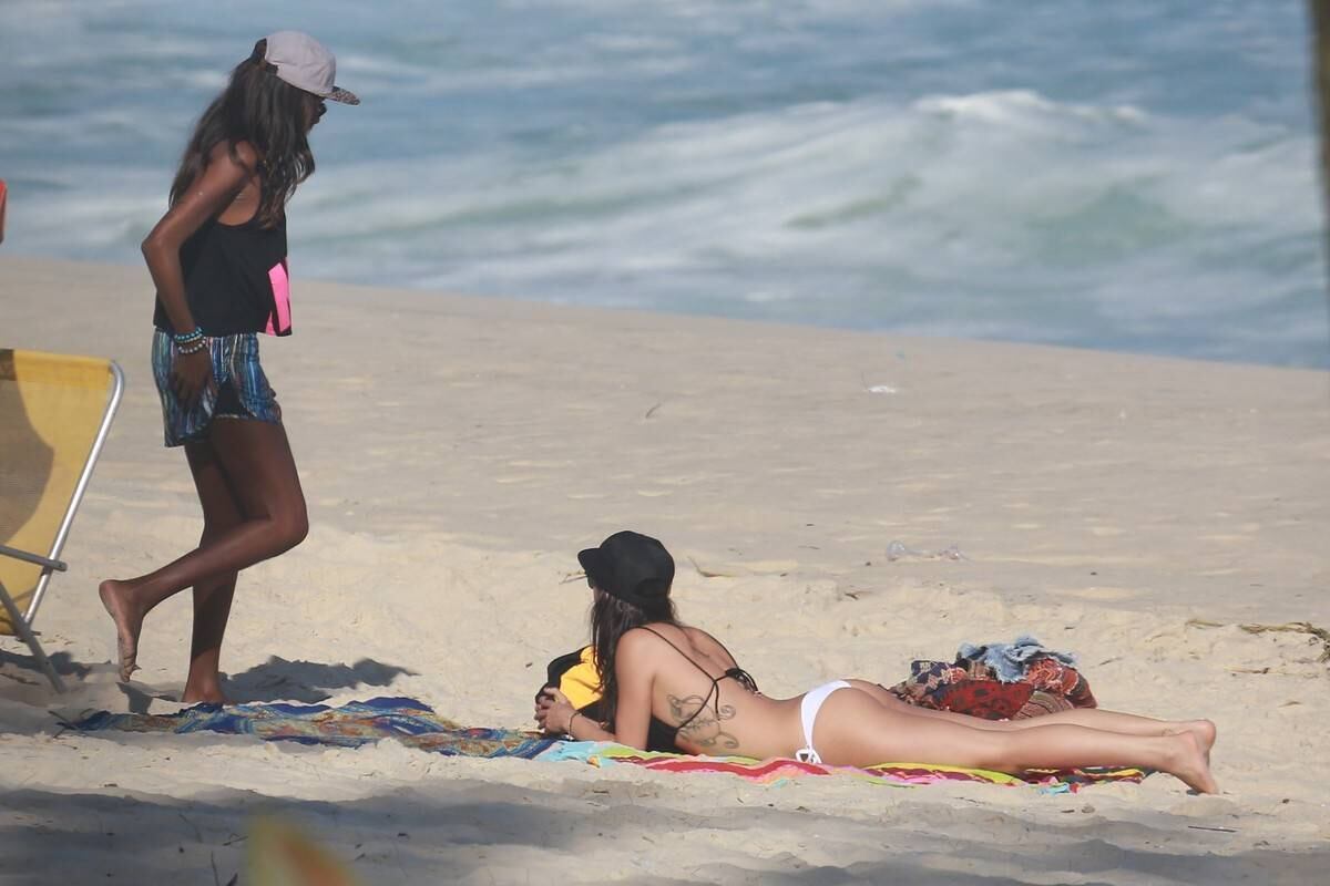 Isis Valverde esteve na praia da Reserva, no Rio