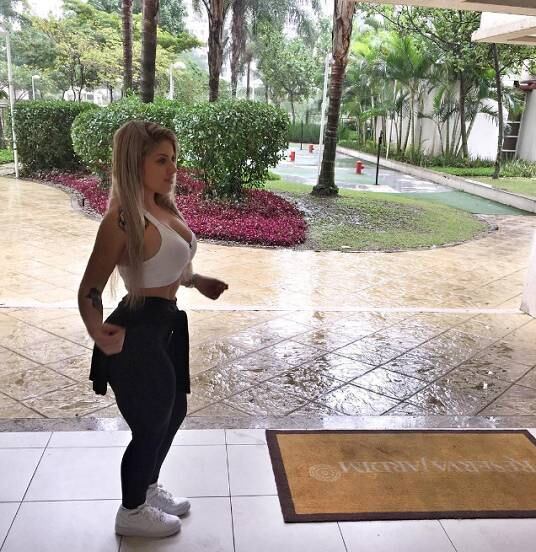 Tayrine adora postar fotos para mostrar seu corpão