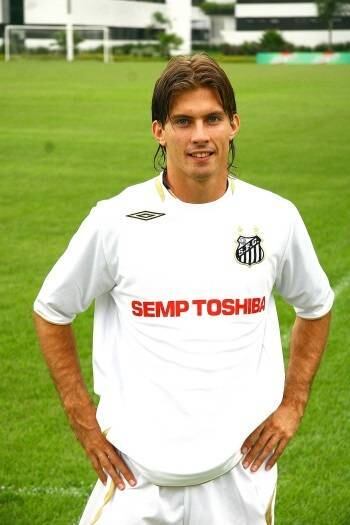 O atacante argentino Mariano Trípodi chegou ao Santos junto com o meia Molina e o atacante Pinto, chilenos, e o meia Michel Quiñonez, equatoriano. Nenhum dos quatro, com exceção de Molina, rendeu o esperado. Trípodi rodou por mais alguns clubes do Brasil, como Vitória-BA, Caxias (RS) e Rio Branco (PR), onde atua até o momento.