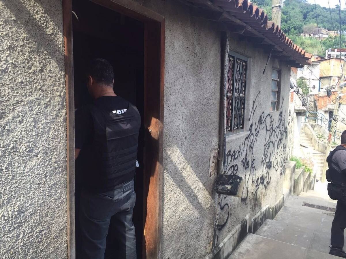 Às 11h, a jovem estaria desacordada e teria sido retirada da casa pelo traficante Moisés Camilo de Lucena, o Canário. Ele, que está foragido, teria sido o primeiro a estuprá-la. O estupro seguinte ocorreria na noite de domingo (22). Na foto, fachada da casa localizada pela polícia nesta quinta