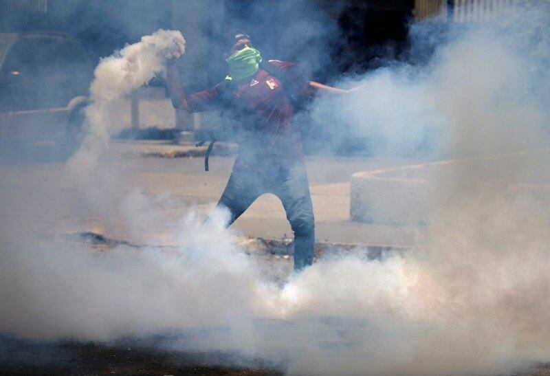 Na Venezuela, a condição no país vem se deteriorando desde a ascensão de Nicolás Maduro à Presidência, em março de 2013, mas entraria em uma espiral de violência quatro anos mais tarde, quando o Tribunal Supremo tentou anular as prerrogativas da Assembleia Nacional, que é dominada pela oposição.

De lá para cá, mais de 70 pessoas já morreram em 80 dias de protestos, e não há nenhum sinal de arrefecimento na crise. A Venezuela possui mais de 2.000 km de fronteira com os estados de Roraima e Amazonas, o que facilita a entrada no Brasil, embora muitas pessoas busquem apenas uma maneira de escapar da escassez de alimentos e itens básicos