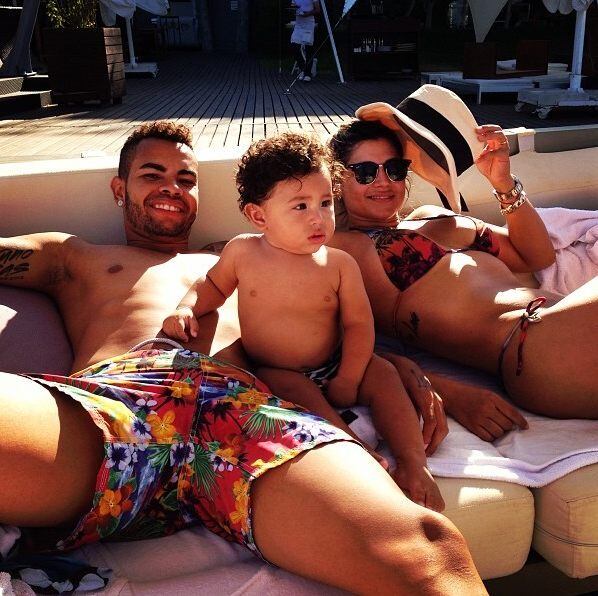 Pais do pequeno Bruno Lucas, Dentinho e Dani Souza curtem demais o filho. A gata usou sua conta em uma rede social para mostrar como a família se divertiu com muito sol na praia

Veja também: Jornal espanhol revela 'segredo mágico' de Neymar no Barcelona
