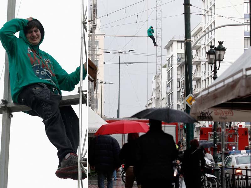 Ela escalou a instalação artística na terça-feira (17), mas só foi retirada de lá hoje, com ajuda dos bombeiros, após amigos e familiares chegarem ao local e a convencerem a descer