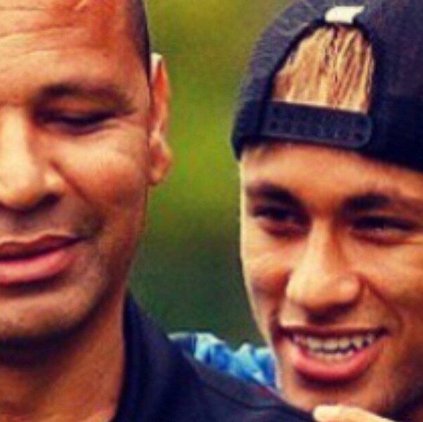 O pai do atacante também deu de ombros quando o assunto foi o processo que a DIS, parceira do Santos no passado, moveu para tentar receber uma quantia maior sobre a transferência para o Barça.

"A DIS não nos diz respeito. A DIS é problema do Santos e o Santos é problema da DIS. Você pode fazer boletim de ocorrência contra quem quiser, e eles fizeram na Espanha. A DIS é uma empresa brasileira, eu sou empresa brasileira, porque eles não buscam os direitos dele no Brasil. O que eles tão fazendo é criar dano e confusão. Mas isso com o tempo vai se solucionar". Relembre mais da confusão a seguir