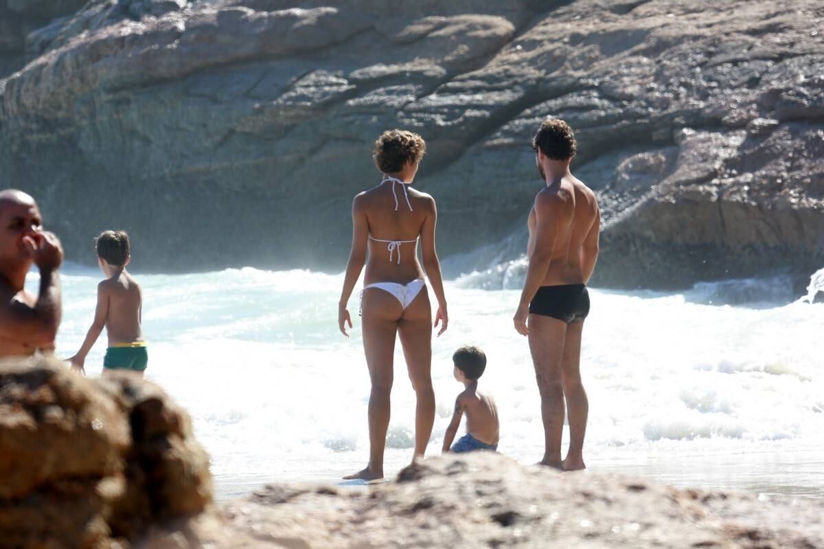 Sophie Charlotte e Daniel de Oliveira se divertem em praia com a família