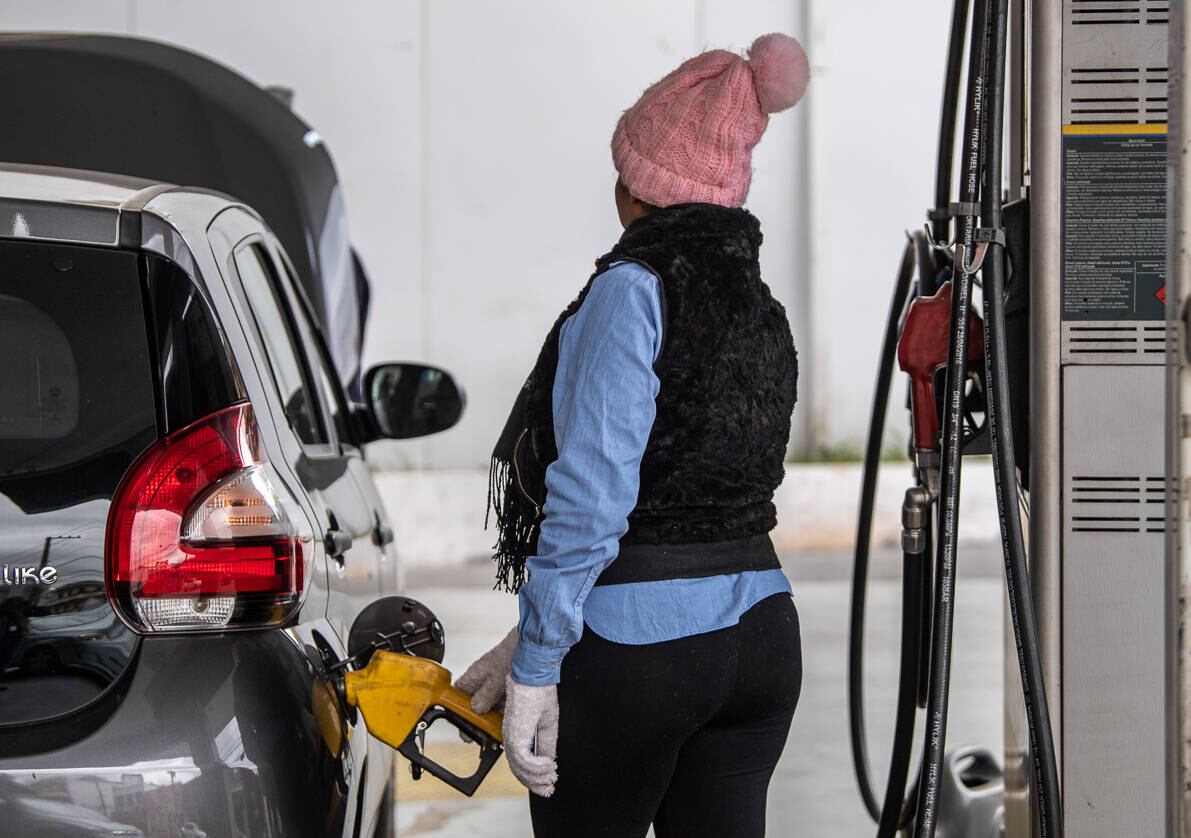 São Paulo, SP - 18.05.2022 - Temperatura caiu nesta quarta-feira na cidade.  A população também aderiu o uso de máscaras para se proteger do frio. Frentista abastecendo veiculo em posto de combustível na rua Aurélia com  Guaicurus, Lapa.  Foto Edu Garcia/R7