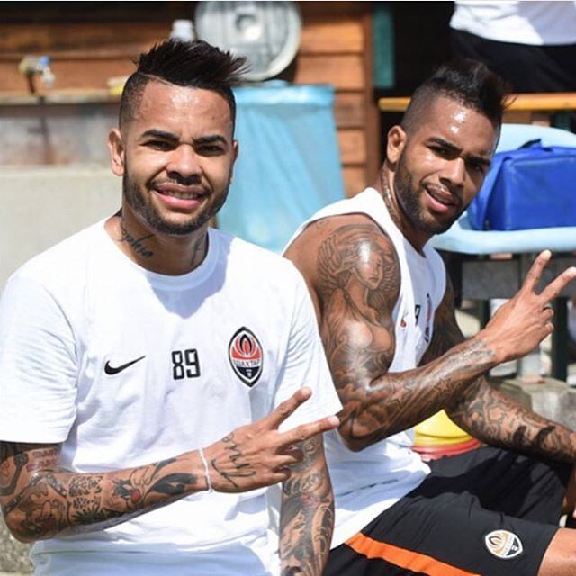 Alex Teixeira também ganha espaço na rede social do atacante