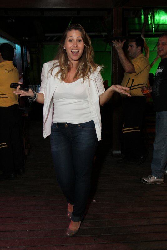 Andréia Sorvetão estava toda animada e brincou com os fotógrafos de plantão