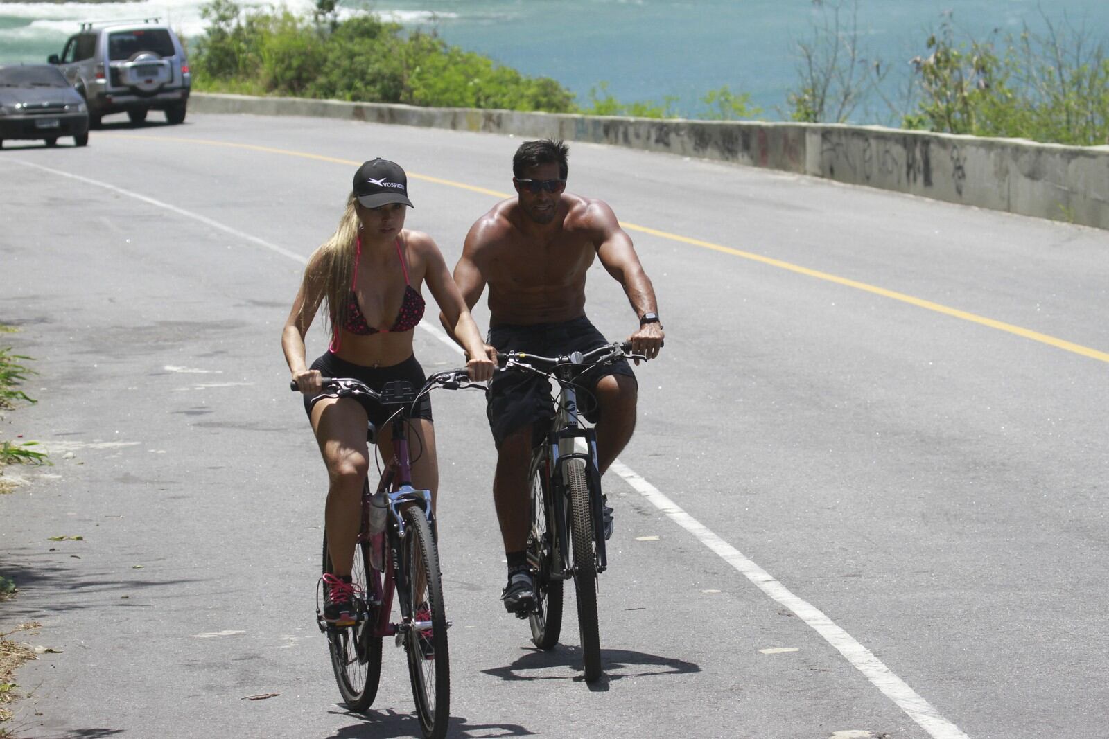 Beto e Aryane pedalam na praia de Grumari, no Rio de Janeiro
