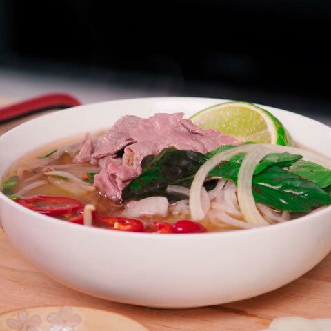 Pho: este prato representativo da gastronomia vietnamita trata-se de uma espécie de caldo claro, porém de sabor intenso, feito com ossos de bovino, rabo de boi, carne, cebola e especiarias. É servido com macarrão de arroz e, entre suas variadas guarnições, encontram-se fatias finas de carne bovina crua, cebola roxa, e folhas de louro.