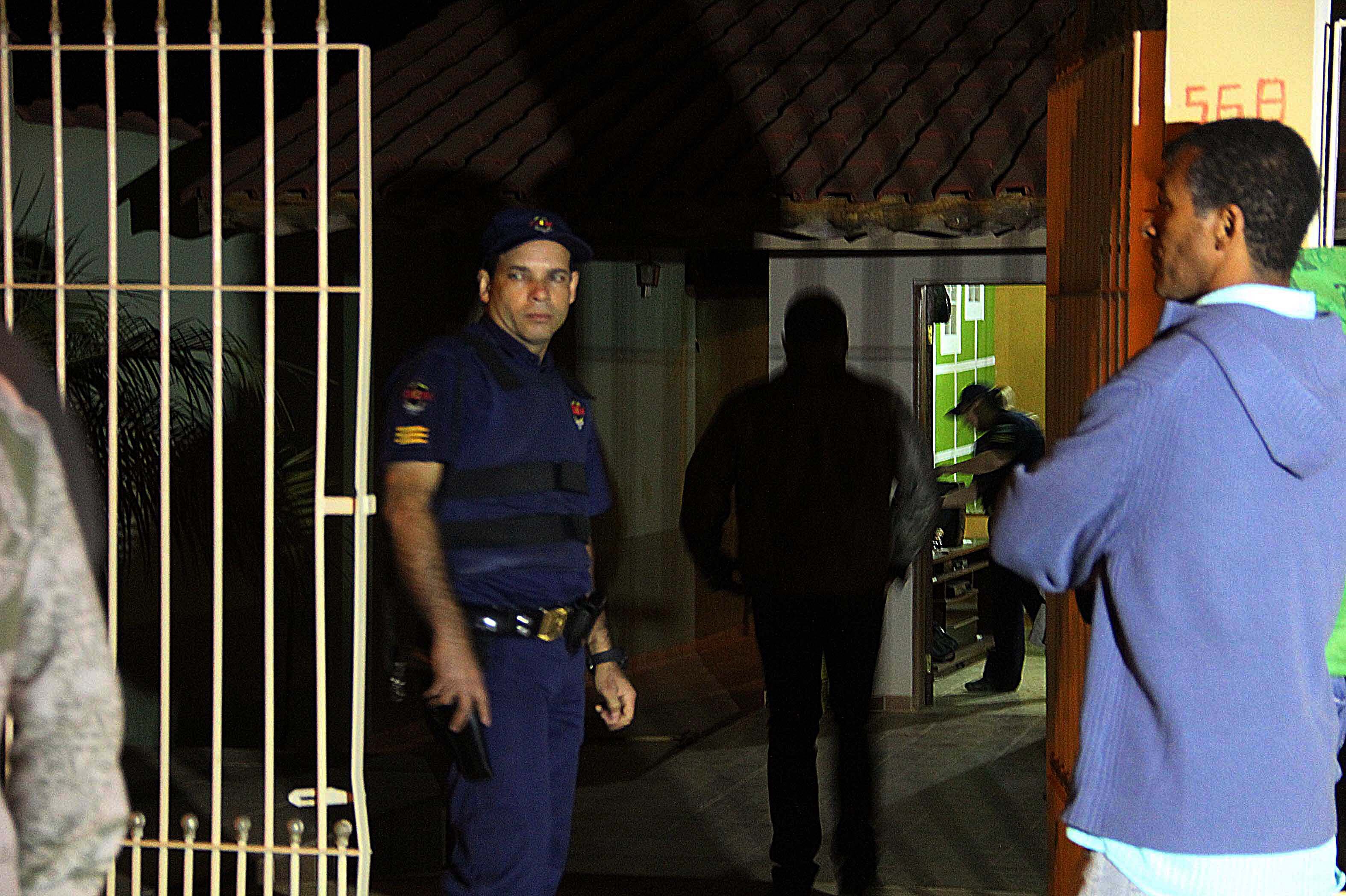 Criminosos fugiram levando três armas e dois carros da família