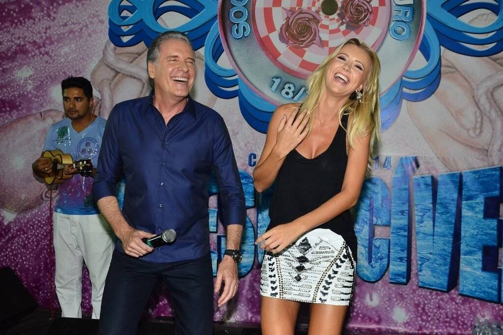 Roberto Justus recebeu uma homenagem da escola de samba Rosas de Ouro, nesta sexta-feira (31)