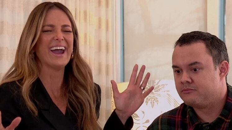 Só risadas

Atendendo a Rodrigo Faro, Tici e Gui pediram que o "Homem Buzina" cantasse uma música, mas ao final os dois ficaram em estátua… O tanto quanto conseguiram porque a performance foi hilária. Já deu para perceber que ao lado de Tici é quase impossível segurar o riso, né?

Prepare-se para curtir muitas trollagens, surpresas e música no Hora do Faro no próximo domingo (13), às 15h30, na tela da Record TV.