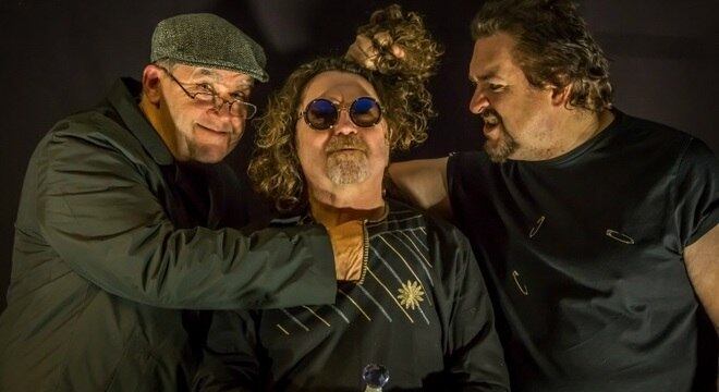 O ator Gary Brown (centro) faz Tommy na ópera rock do grupo The Who