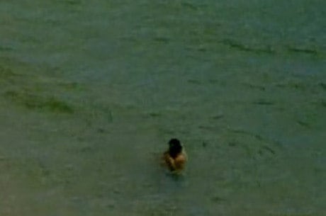 Casal aproveitou a falta de banhistas para ficar agarrado no mar de Itapuã