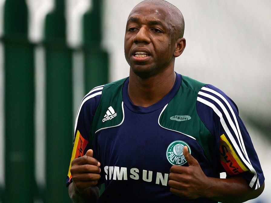 A lenda viva está de volta ao futebol. Amaral, aos 41 anos, assinou contrato com o Capivariano e disputará a elite do Campeonato Paulista em 2015. Após longas negociações, o volante até o fim do Estadual com a equipe do interior de São Paulo