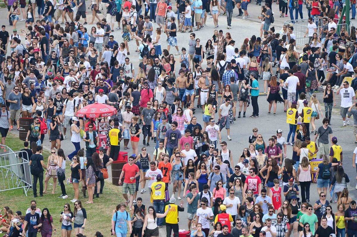 Já nas primeiras horas de Lolla, o gramado do Autódromo estava lotado. Mas um problema técnico fez a plateia xingar muito: durante o show da cantora St. Vincent, uma falha fez com que o som saísse apenas de um lado do palco. O problema durou cerca de cinco minutos e foi resolvido, mas o público se irritou