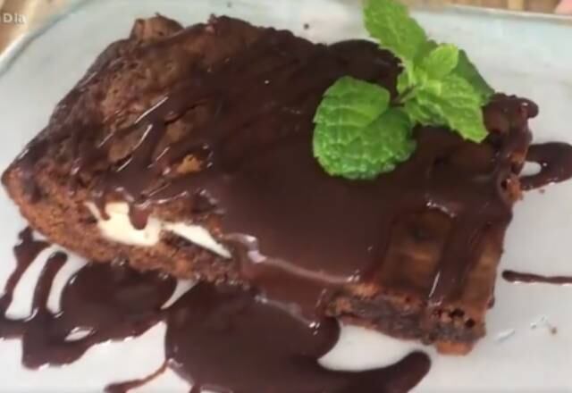 E quem resiste a um Brownie?  

Ingredientes
200g de manteiga sem sal
300g de chocolate (da sua preferência)
3 ovos
100g de açúcar
3 xícaras de farinha de trigo
3 colheres de chá de fermento
Castanha-do-Pará (ou castanhas da sua preferência)

Preparo
Derreta o chocolate e a manteiga, em banho maria. Em uma vasilha, coloque os ovos e o açúcar e bata até ficar homogêneo. Depois, adicione o chocolate e a farinha de trigo peneirada, e misture bem. Se preferir, adicione um pouco de chocolate em pó e baunilha líquida. Por último, coloque a castanha. Deixe a massa assar por 20 minutos, no forno pré-aquecido a 180ºC.

Acompanhe mais receitas no Hoje em Dia, de segunda a sexta, a partir das 10h00, na Record TV