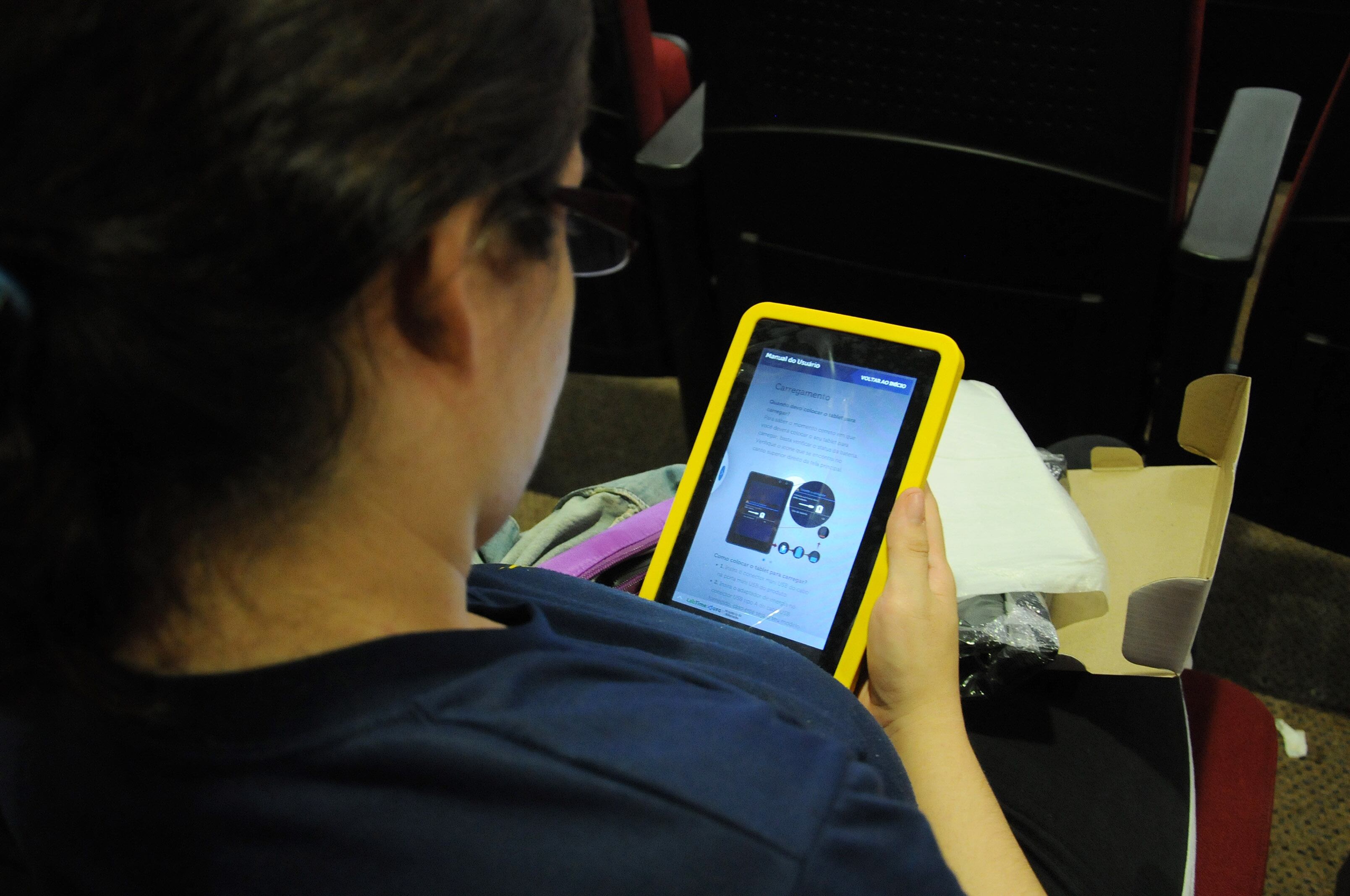 Uso de tablets e celulares à noite pode prejudicar o sono